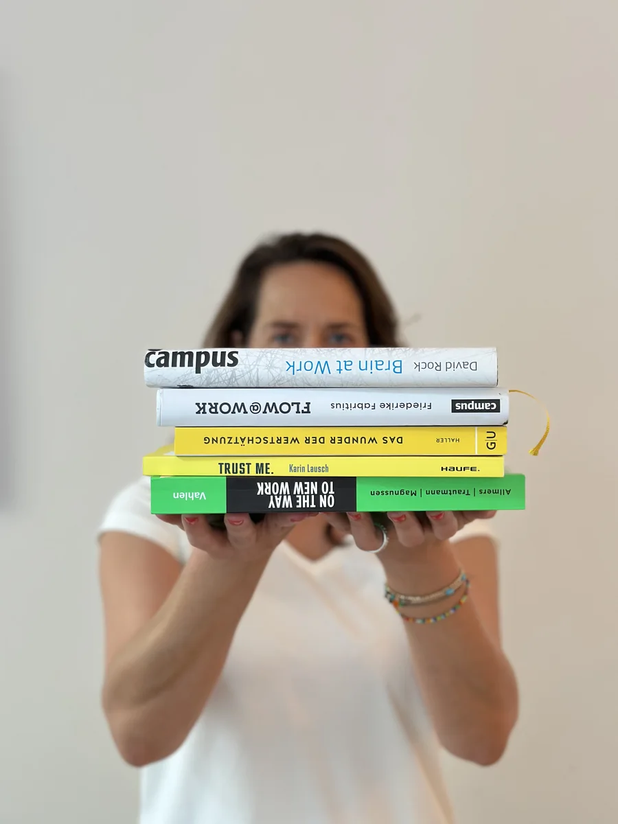 Ramona Franke mit Büchern im Arm